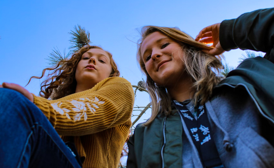 12 миллионов девочек по всему миру каждый год выходят замуж до совершеннолетия. Чтобы переломить статистику, был учреждён Международный день девочек, который отмечается 11 октября. Фото © Adam McCoid / Unsplash