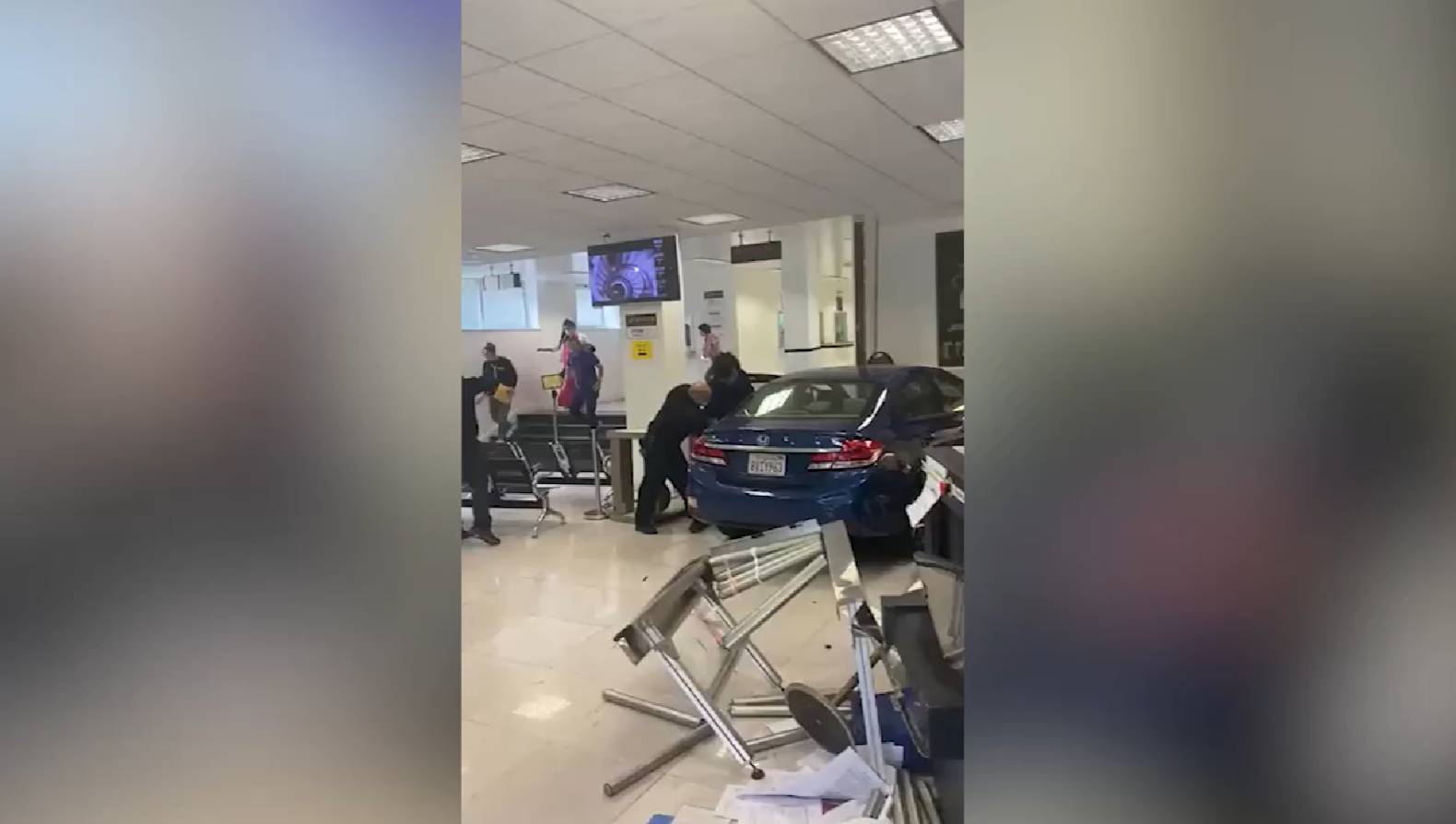 В США ликвидировали мужчину, протаранившего на авто здание Генконсульства КНР