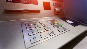 Два жителя Подмосковья на тележке вывезли банкомат из ТЦ и укатили в "богатую жизнь"