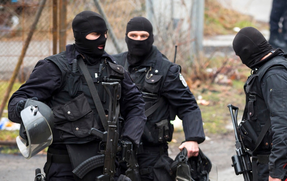 В Болгарии задержали троих россиян за торговлю оружием