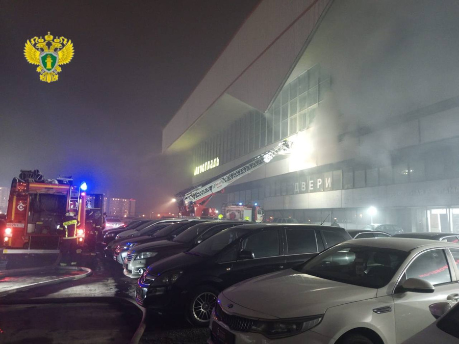 Сотрудники МЧС тушат пожар на Варшавском шоссе в Москве. Обложка © t.me / Прокуратура Москвы