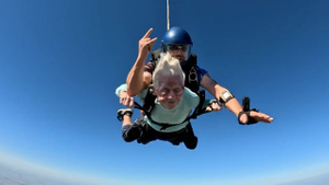 Старейшая парашютистка мира умерла спустя неделю после рекордного прыжка