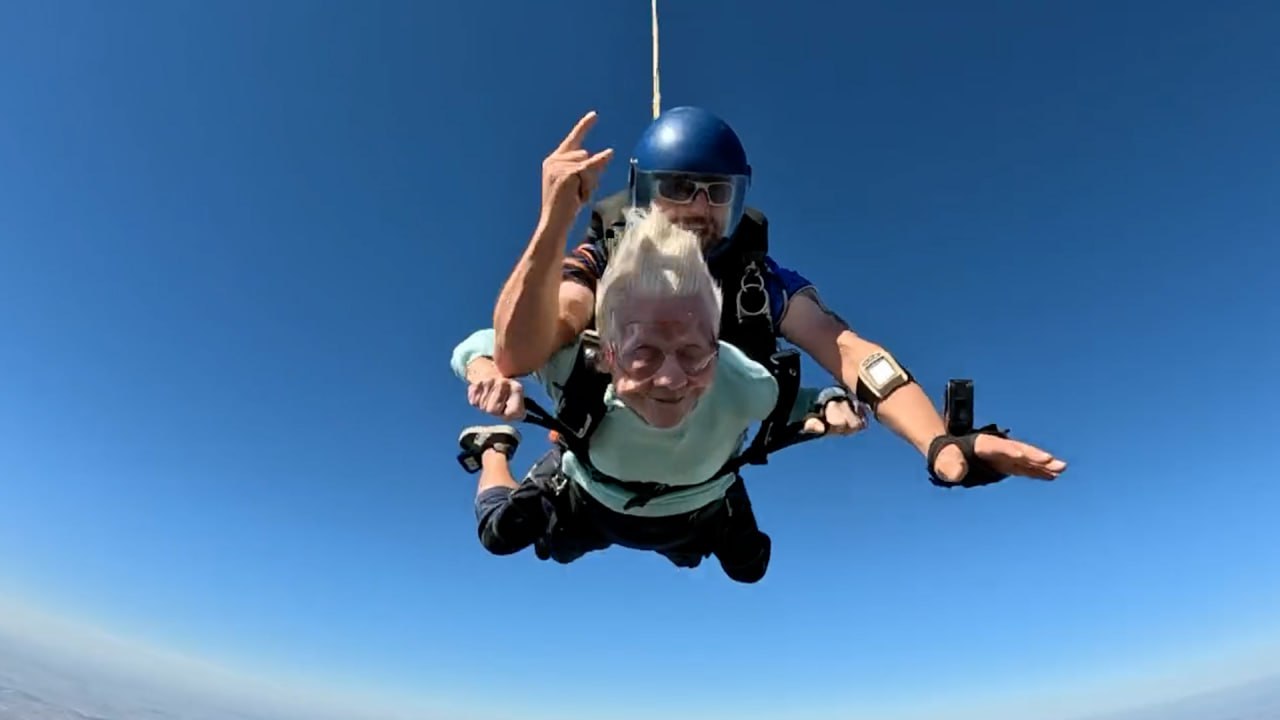 Старейшая парашютистка мира умерла спустя неделю после рекордного прыжка