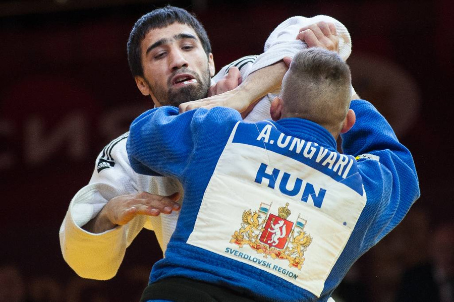 Хасан Халмурзаев (слева) в поединке против Аттилы Унгвари. Обложка © ТАСС / Ura.ru / Анна Майорова