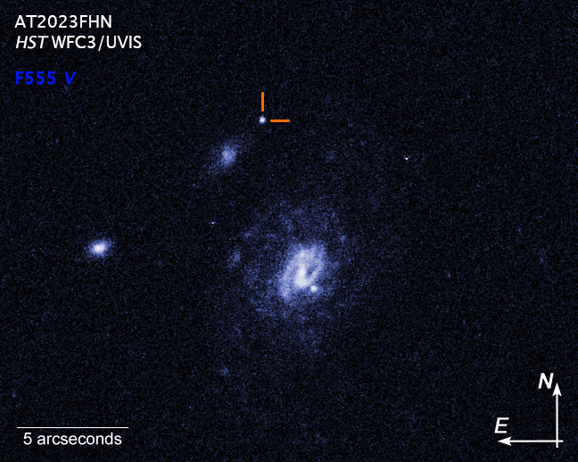 Загадочное явление под названием Luminous Fast Blue Optical Transient (LFBOT), зафиксированное телескопом Hubble (выделено красными линиями). Фото © NASA