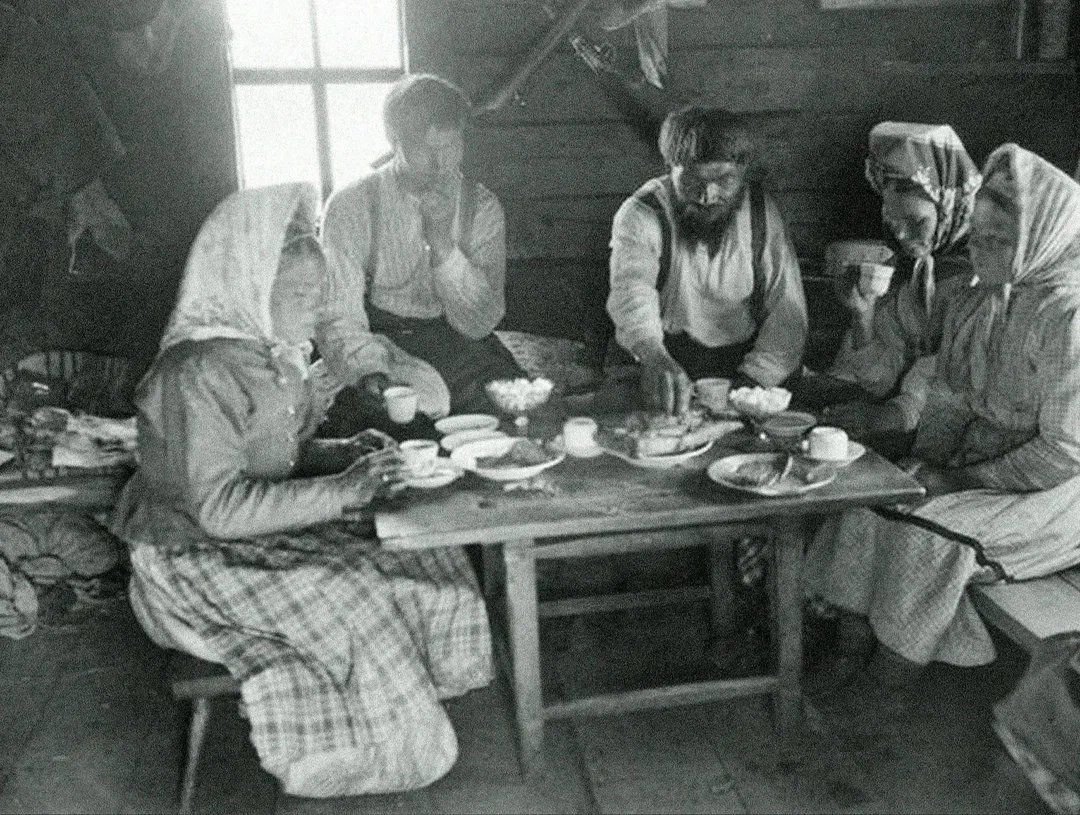 Застолье крестьян. Фото © VK / zov_zemli