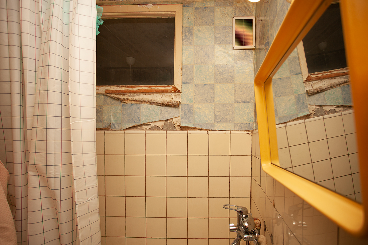 Окно между ванной и кухней в старых домах: зачем так делали? Фото © LIFE