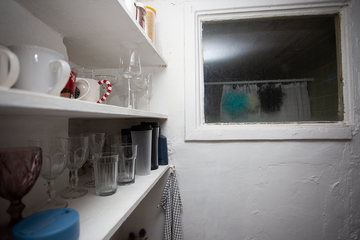 Поскольку туберкулёзная палочка очень хорошо себя чувствует именно во влажной среде, считалось, что окно из кухни помогает пропускать в ванную солнечный свет, который убивает бактерии. Фото © LIFE