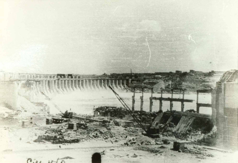 Днепрогэс после подрыва солдатами верхмата в 1943 году. Обложка © ФСБ