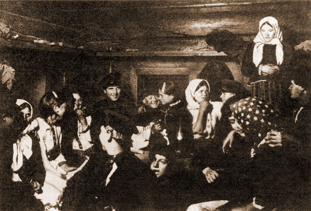 На посиделках. Тотемский уезд, Вологодская губерния, 1910 год. Фото © bolesmir.ru