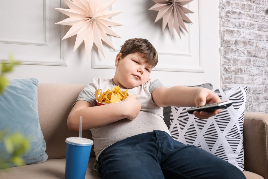 Если родители в выходные едят много фастфуда, то и ребёнок будет брать с них пример. Фото © Shutterstock
