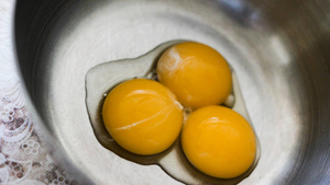 Названа скрытая опасность сырых и недоваренных яиц