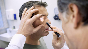 6 опасных симптомов, когда нужно срочно показать глаза врачу