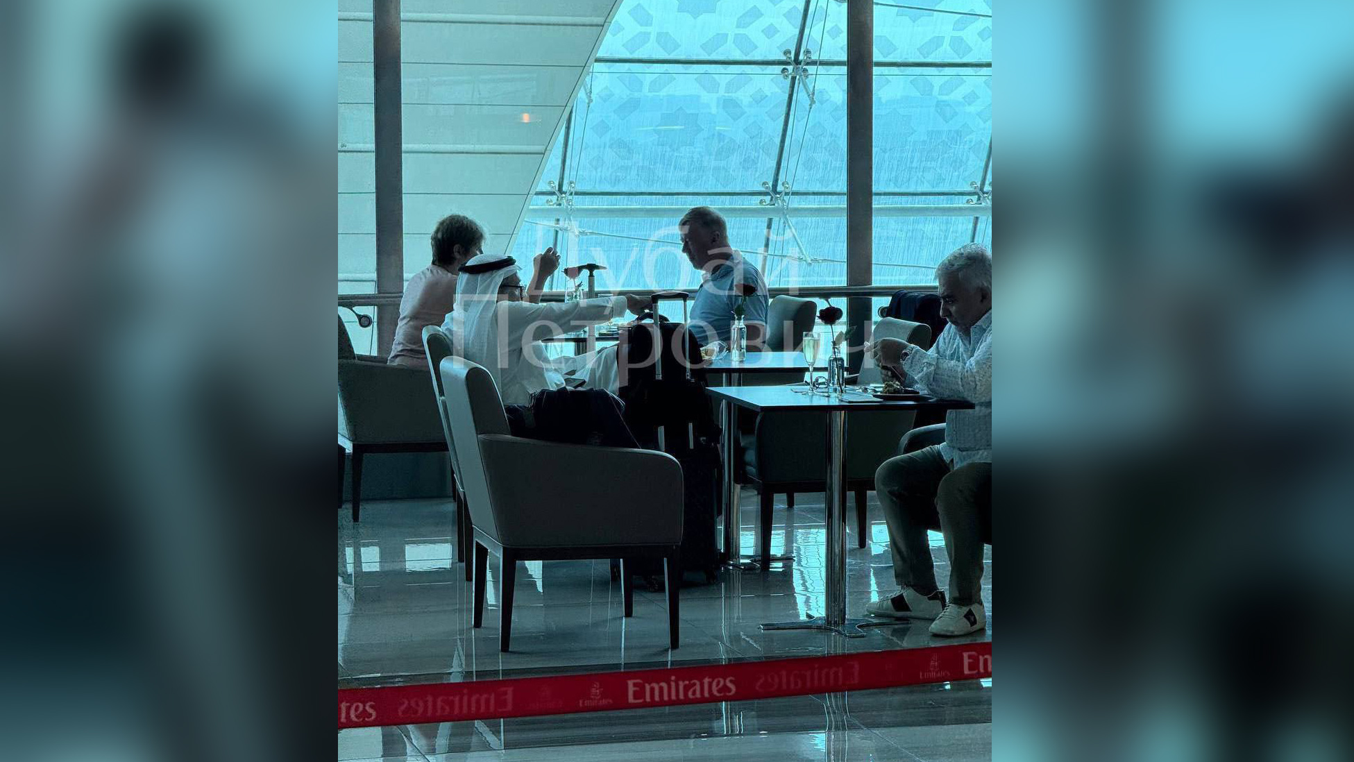 Анатолия Чубайса заметили в бизнес-лаундже аэропорта Дубая. Фото © t.me / РОССИЯ СЕЙЧАС