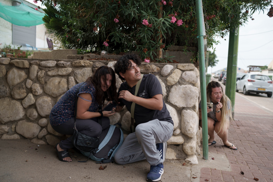<p>Израильтяне прячутся во время авиаударов со стороны сектора Газа. Обложка © AP / TASS / Leo Correa</p>
