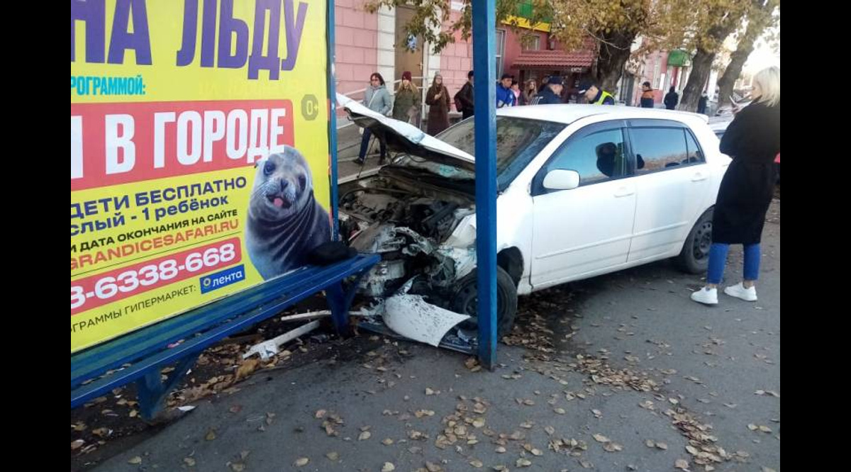 Автомобиль врезался в остановку в Барнауле, один человек погиб