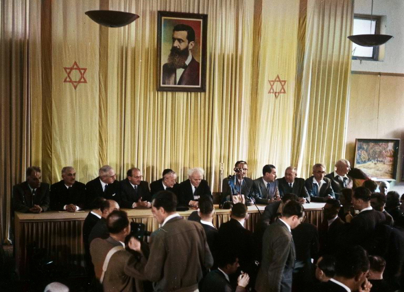 Декларация независимости Израиля была принята 14 мая 1948 года, а вскоре после этого в полночь действие британского мандата прекратилось. Фото © Getty Images / Universal History Archive