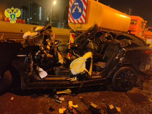 Невнимательный водитель поплатился жизнью, врезавшись в грузовик дорожников в Москве — момент попал на видео