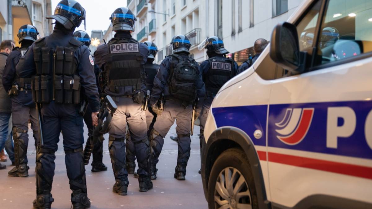 Во Франции после убийства учителя ввели максимальный уровень террористической угрозы