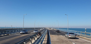 На 18 дней раньше: Движение на Крымском мосту открыли по всем четырём полосам 