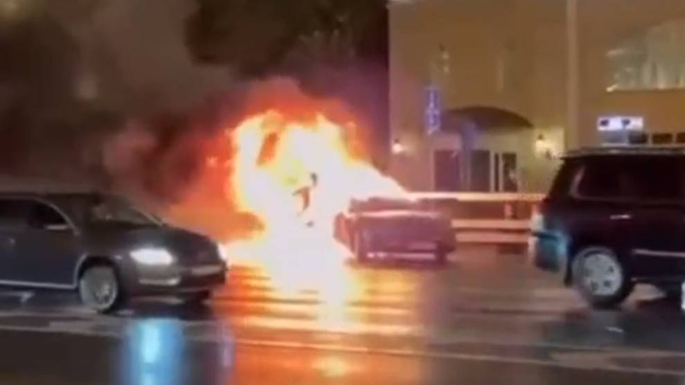 Легковушка загорелась после тарана внедорожника на проспекте Мира в Москве