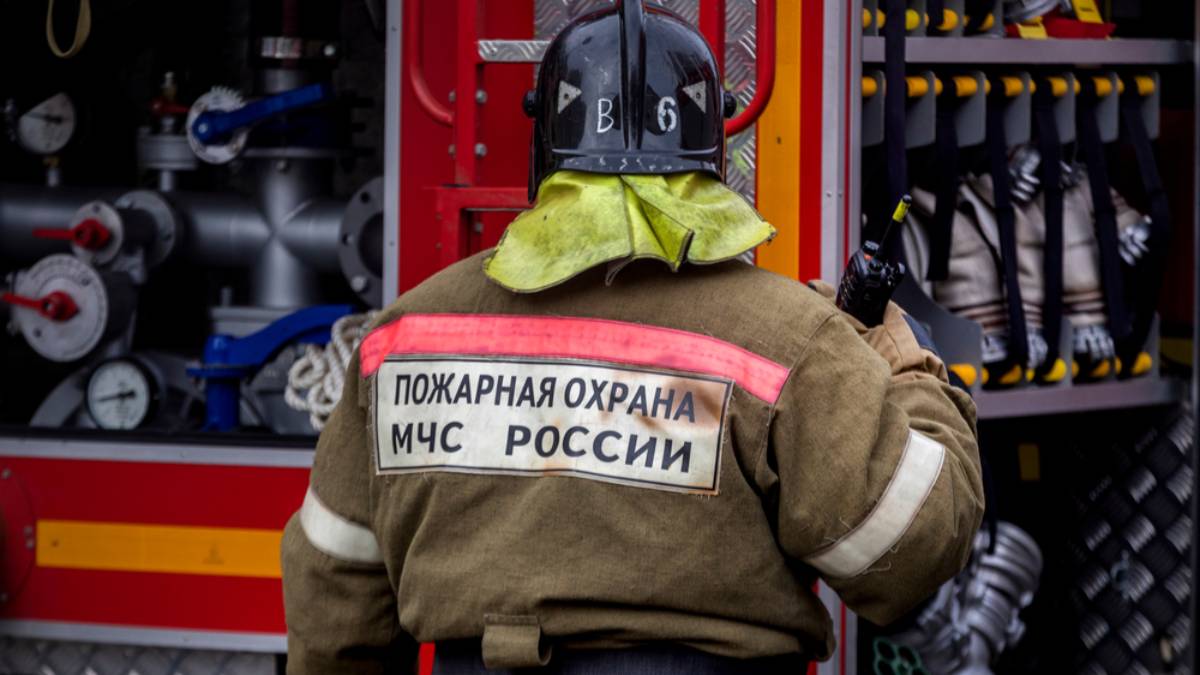 Крупный пожар охватил двухэтажное здание на востоке Москвы