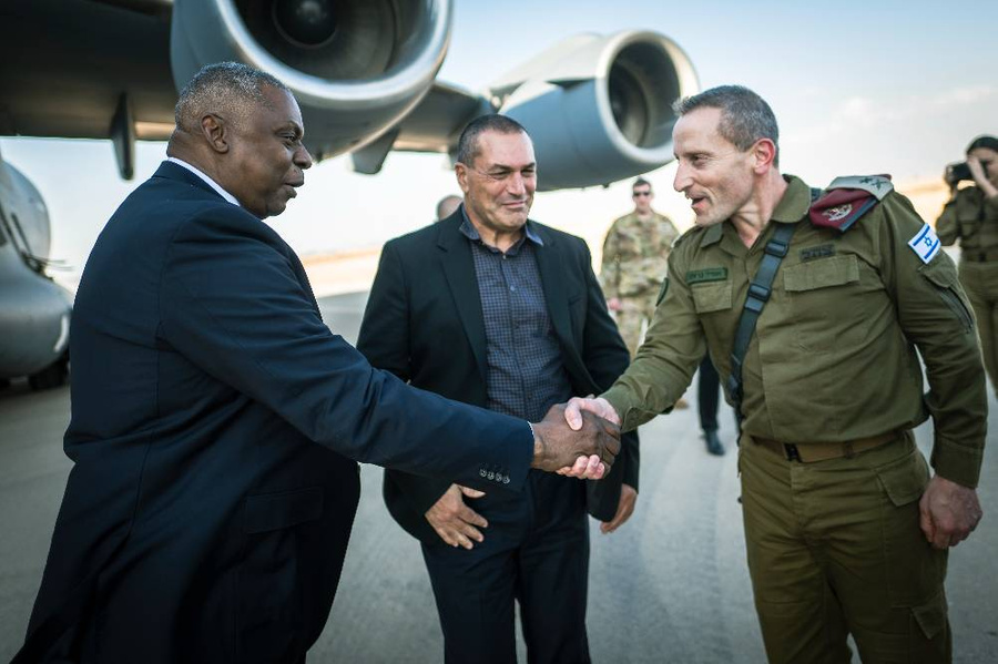Генеральный директор Минобороны Израиля генерал-майор запаса Эяль Замир (в центре) и министр обороны США Ллойд Остин (слева) во время встречи на авиабазе Неватим ВВС Израиля. Фото © ТАСС / Zuma