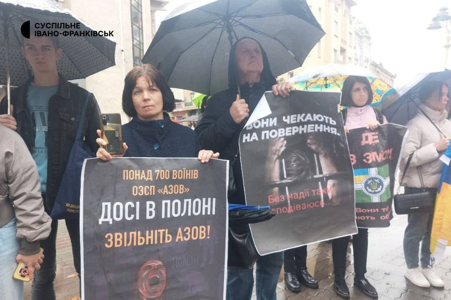 В Ивано-Франковске близкие бойцов ВСУ требуют от властей вернуть их из плена. Обложка © Telegram / "Суспільне Івано-Франківськ"