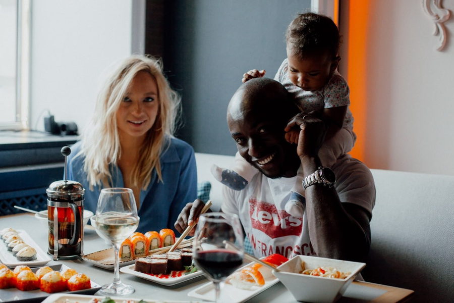 Из-за этой поздравительной картинки оскорбилась петербурженка. Обложка © Telegram / Евразия