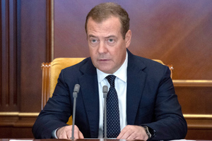 "Деменция — полезная вещь": Медведев отреагировал на желание Байдена "подавить" Путина