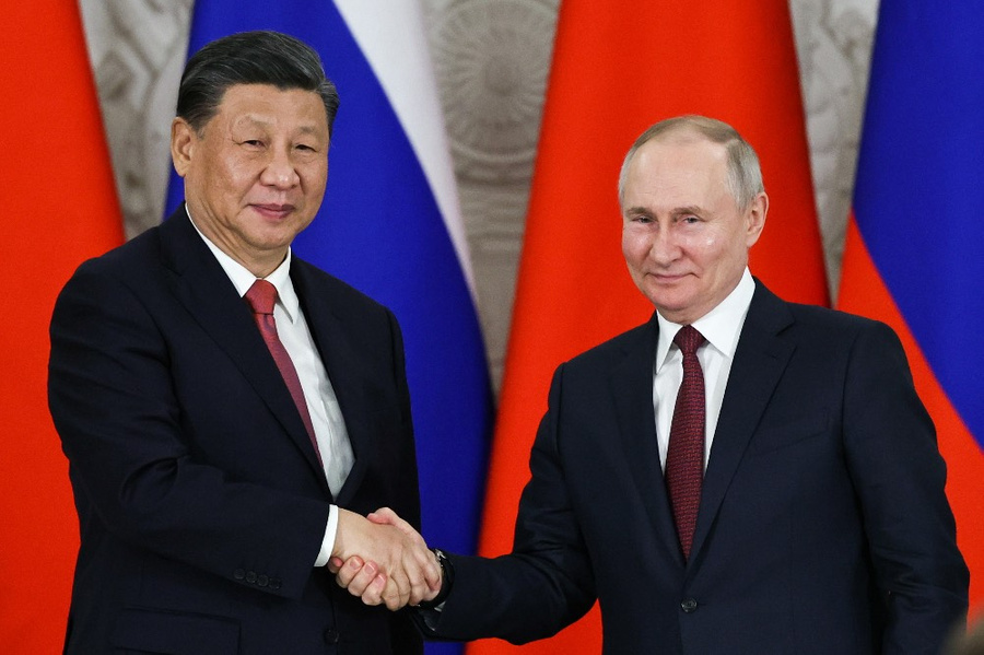 Президент РФ Владимир Путин и председатель КНР Си Цзиньпин (справа налево). Обложка © ТАСС / Михаил Терещенко