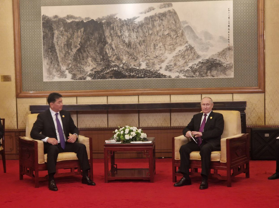 Президент РФ Владимир Путин провёл встречу с президентом Монголии Ухнаагийном Хурэлсухом. Фото © LIFE