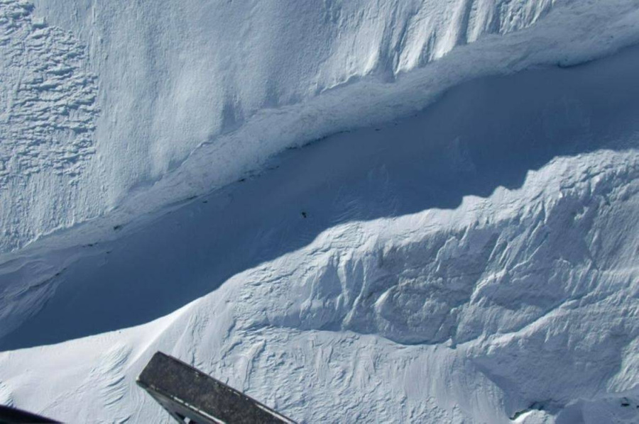Фото, предположительно, с телом погибшей в Гималаях российской альпинистки Надежды Оленёвой. Обложка © X (Twitter) / Everest Today