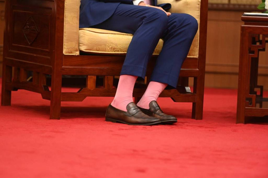 ПремьерТаиланда Сеттха Тхависин пришёл на встречу с Путиным в розовых носках. Фото © LIFE