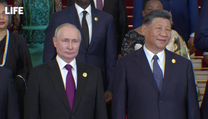 Путин, как главный гость форума в Пекине, на фотографировании встал рядом с Си Цзиньпином