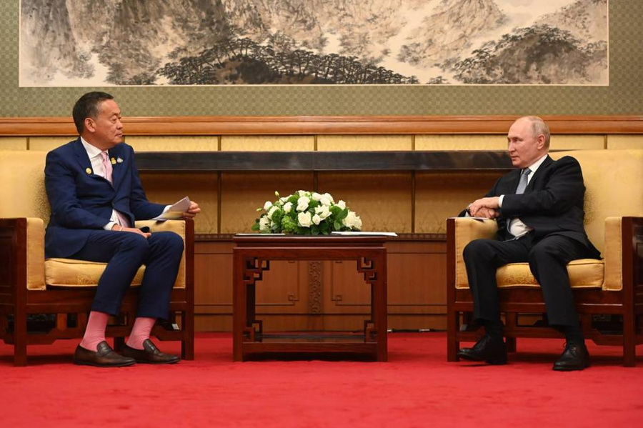 Президент РФ Владимир Путин встретился с премьером Таиланда Сеттхой Тхависином в Пекине. Обложка © LIFE