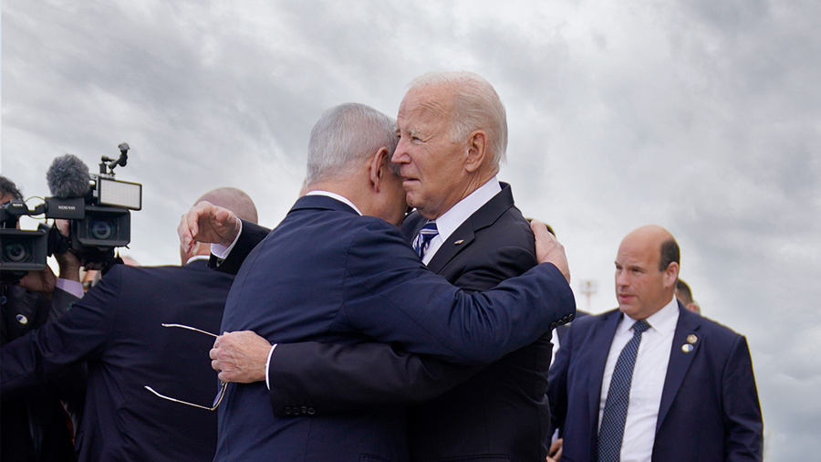 Премьер-министр Израиля Биньямин Нетаньяху и президент США Джо Байден (слева направо) во время встречи в аэропорту Бен-Гурион, Тель-Авив, Израиль. Обложка © ТАСС / AP / Evan Vucci