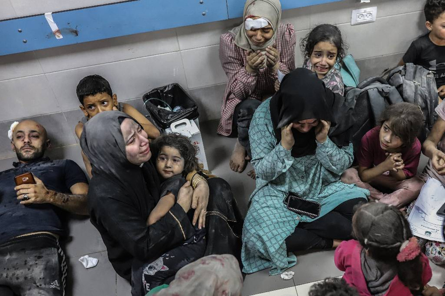 Раненые палестинцы в госпитале "Аль-Шифа", куда свозят пострадавших в результате авиаудара по больнице "Аль-Ахли", сектор Газа, Палестина, 17 октября 2023 года. Фото © ТАСС / DPA / Рicture-alliance / Mohammad Abu Elsebah
