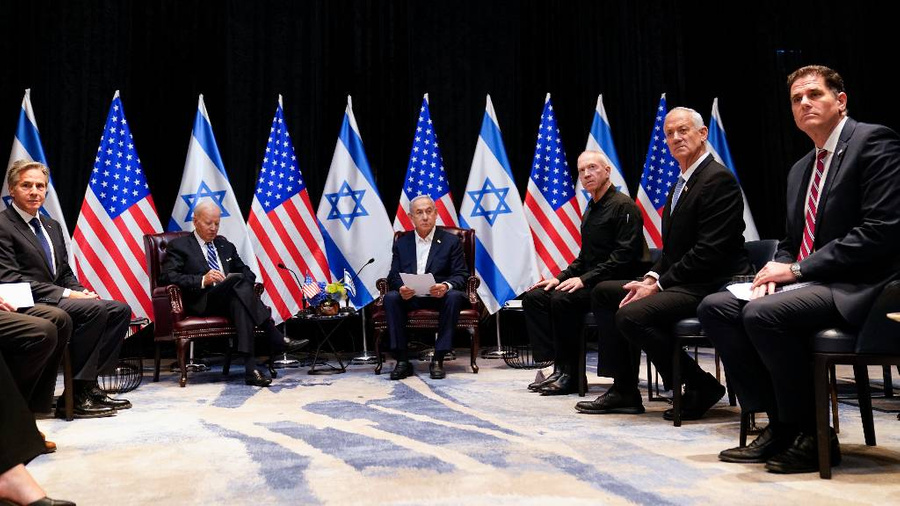 Премьер-министр Израиля Биньямин Нетаньяху и президент США Джо Байден (в центре справа налево) во время встречи с правительственными чиновниками Израиля и США, 18 октября 2023 года. Тель-Авив, Израиль. Фото © ТАСС / AP / Evan Vucci