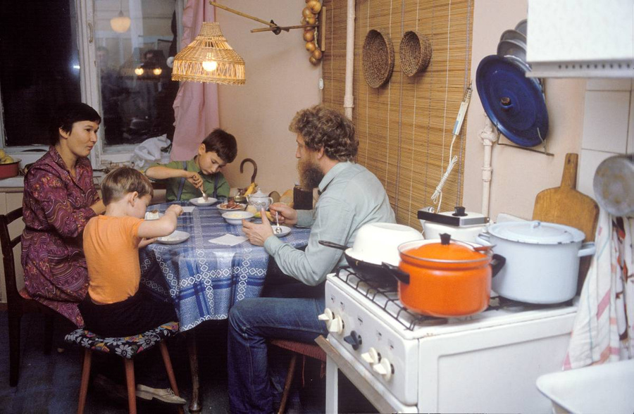 Жилищный вопрос в СССР стоял довольно остро, и зачастую в квартире жили не только молодые семьи, но и их родители, и маленькие дети. Фото © Getty Images / ullstein bild Dtl.