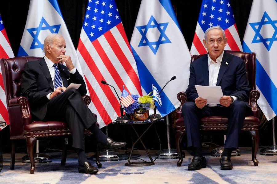 Премьер-министр Израиля Биньямин Нетаньяху и президент США Джо Байден во время встречи с правительственными чиновниками Израиля и США. Обложка © AP / TASS / Evan Vucci