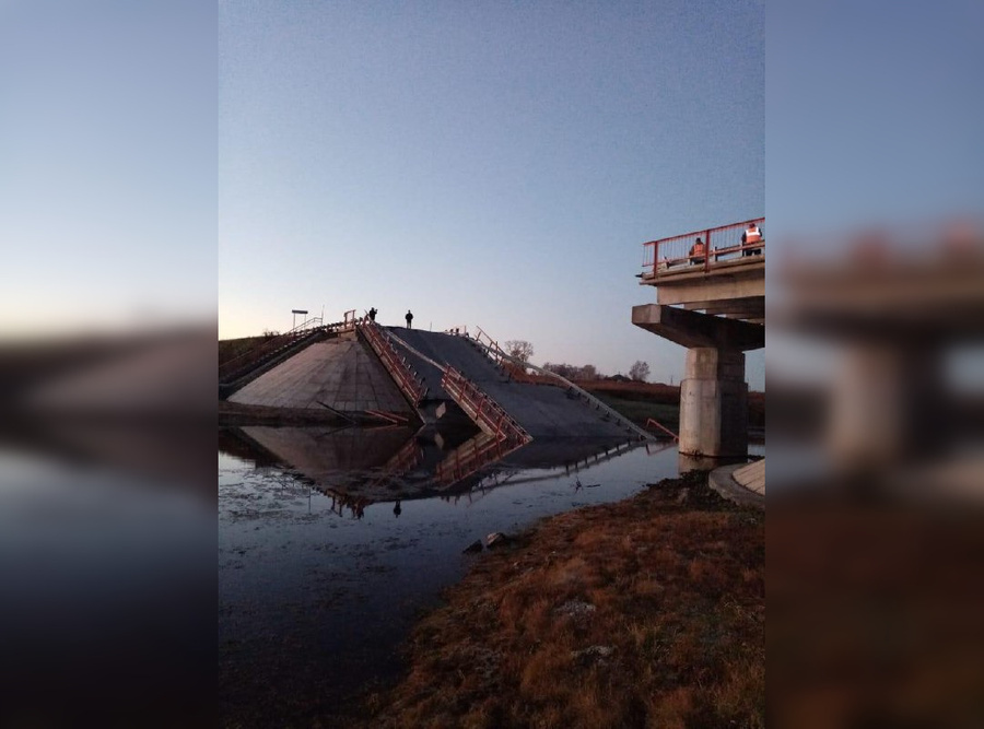 Обрушившийся автомобильный мост через реку Карасук в Новосибирской области. Обложка © Telegram / Дороги НСО