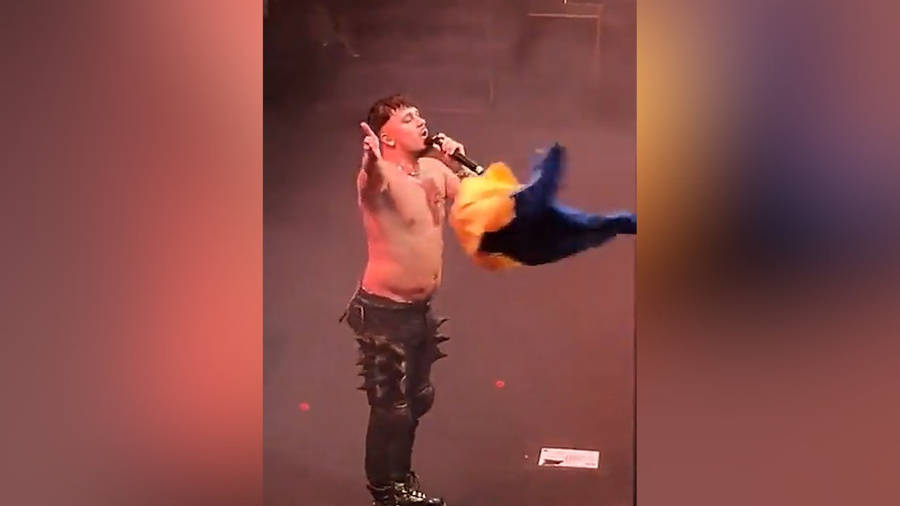 Финский рэпер Käärijä выбросил украинский флаг со сцены. Обложка © X / Новини.LIVE