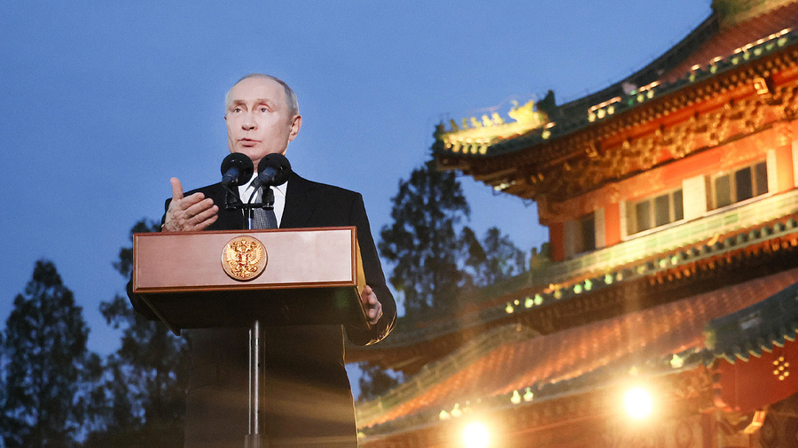 Президент Владимир Путин во время визита в Китай. Обложка © ТАСС / Сергей Савостьянов