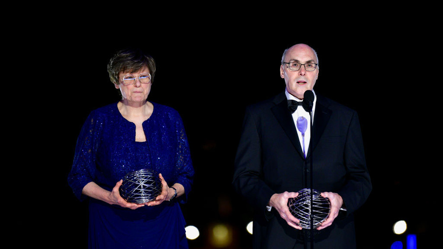 Лауреаты Нобелевской премии по физиологии и медицине Каталин Карико и Дрю Вайсман. Обложка © Getty Images / Araya Doheny