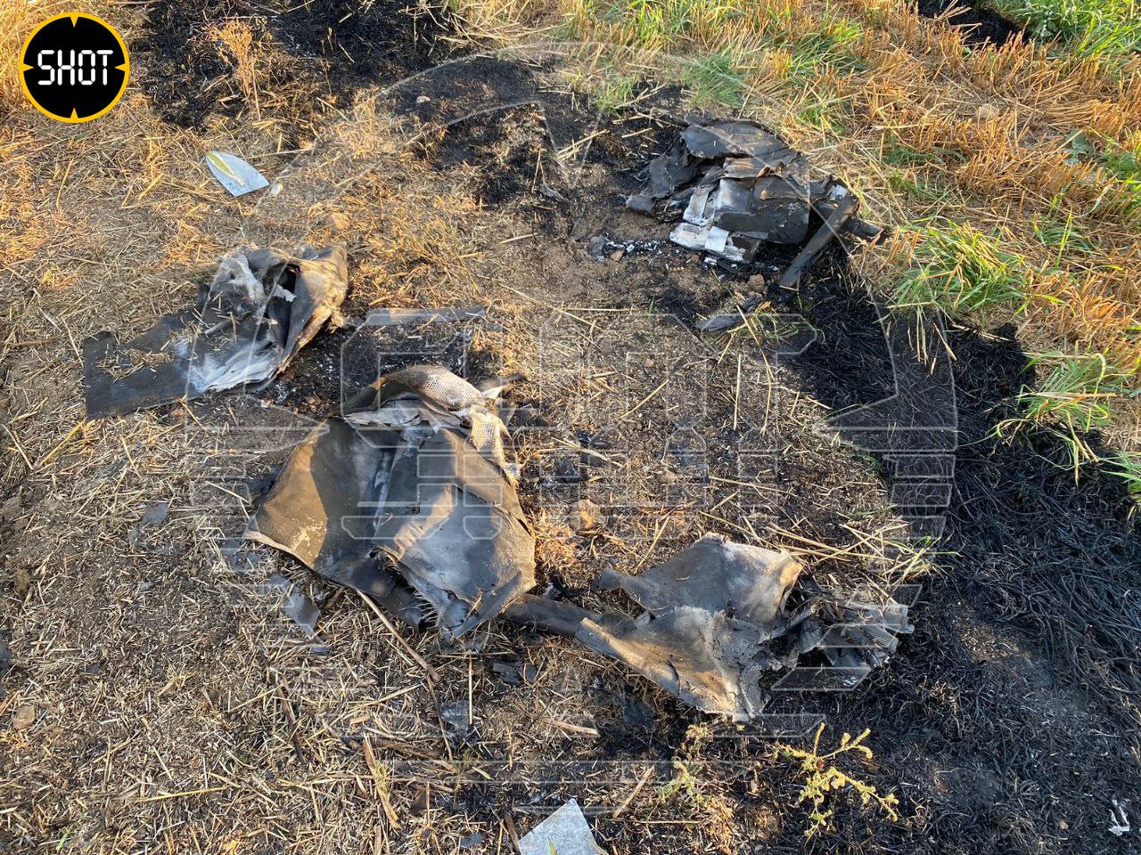 Обломки беспилотника, который российские пограничники уничтожили на подлёте к Крыму. Фото © SHOT