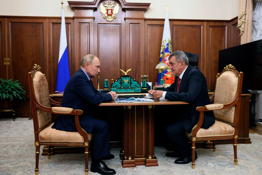 Президент РФ Владимир Путин с главой Республики Северная Осетия — Алания Сергеем Меняйло. Фото © kremlin