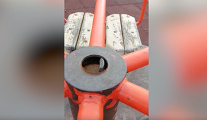 На Сахалине двухлетняя девочка едва не лишилась пальца из-за сломанных качелей