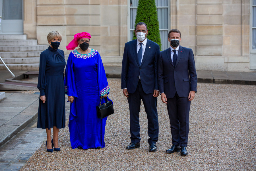 <p>Французский лидер Эмманюэль Макрон и свергнутый президент Нигера Мохамед Базум с супругами. Обложка © X / <a href="https://twitter.com/PresidenceNiger" target="_blank" rel="noopener noreferrer">Présidence du Niger</a></p>