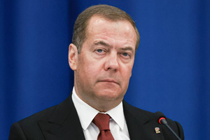 Медведев осудил "старого придурка" Байдена за "инвестиции в смерть"